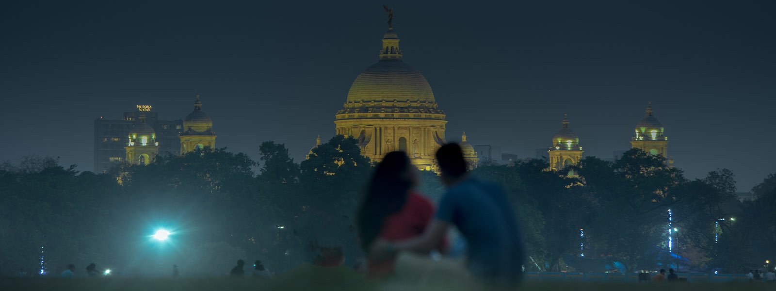 Panoramic shot of couple at Maidan — wide‑angle pre‑wedding photography