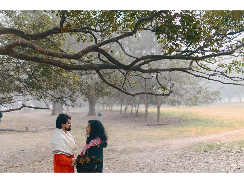 Couple at sunset with Howrah Bridge backdrop — cinematic pre‑wedding Kolkata