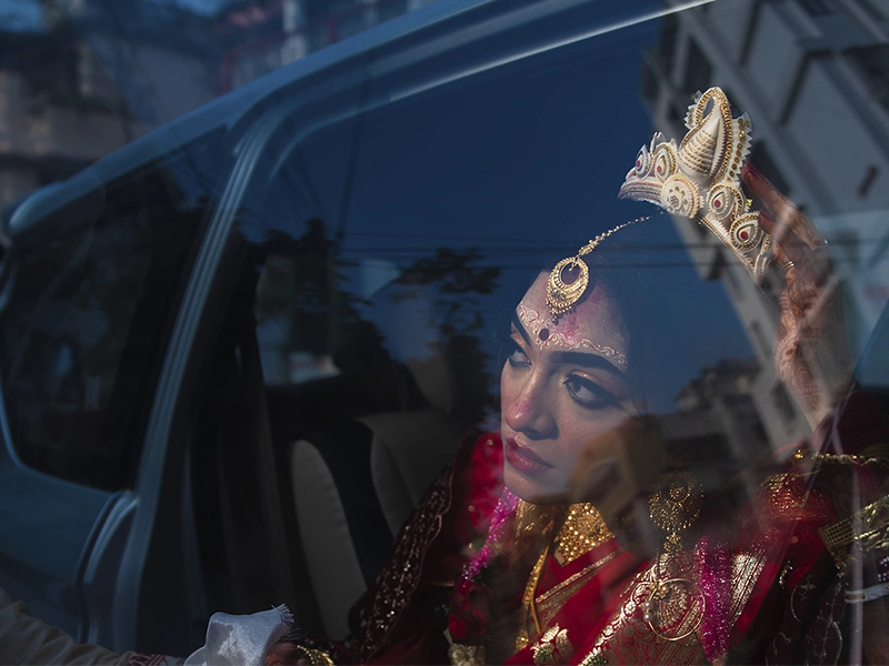 Roy's Studio – leading wedding photographer in Kolkata capturing candid moments at a Bengali wedding